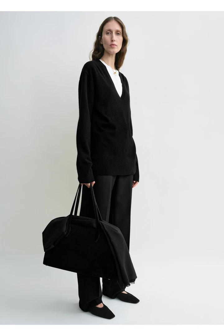 TOTEME 캐시미어 브이-넥 니트 블랙의 블랙컬러 0번쨰 이미지입니다.