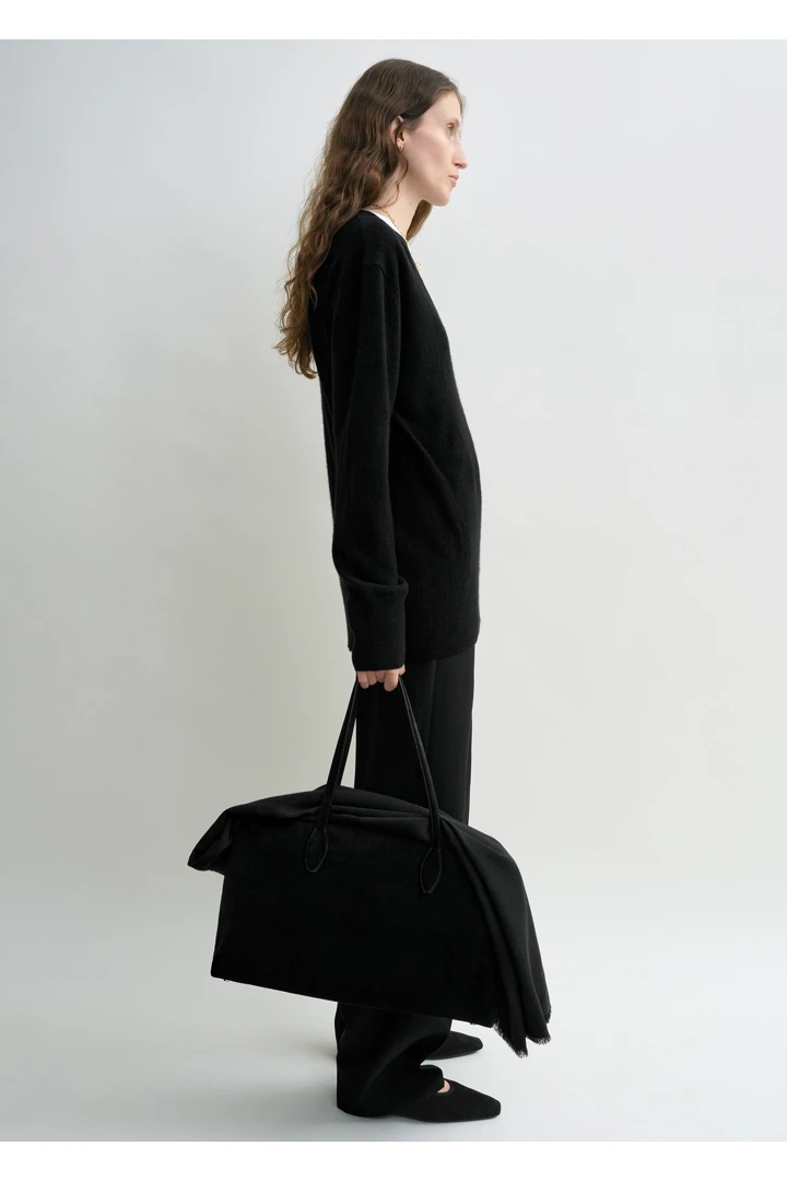 TOTEME 캐시미어 브이-넥 니트 블랙의 블랙컬러 1번쨰 이미지입니다.