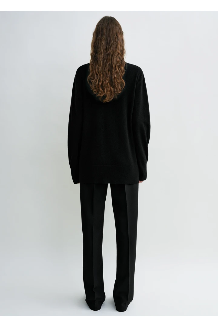 TOTEME 캐시미어 브이-넥 니트 블랙의 블랙컬러 2번쨰 이미지입니다.