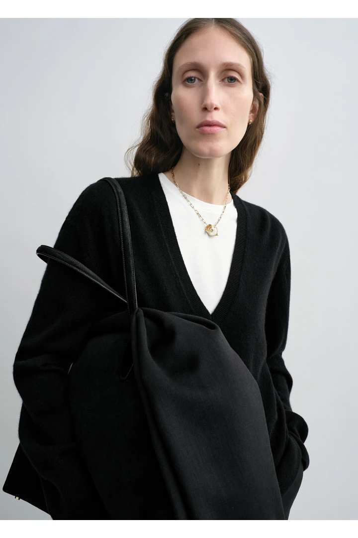 TOTEME 캐시미어 브이-넥 니트 블랙의 블랙컬러 3번쨰 이미지입니다.