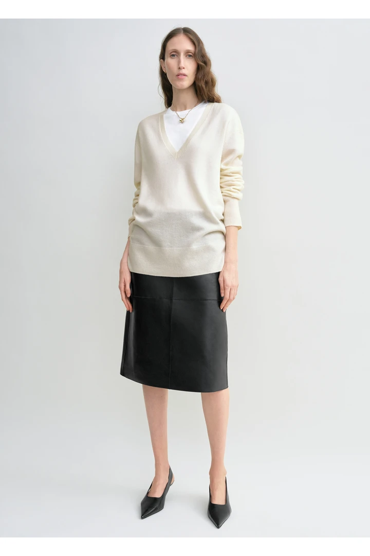 TOTEME default image 15 of 크림 in 캐시미어 브이-넥 니트 에크루