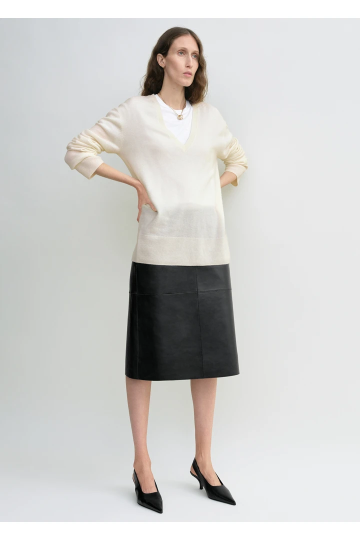 TOTEME 캐시미어 브이-넥 니트 에크루의 에크루컬러 1번쨰 이미지입니다.