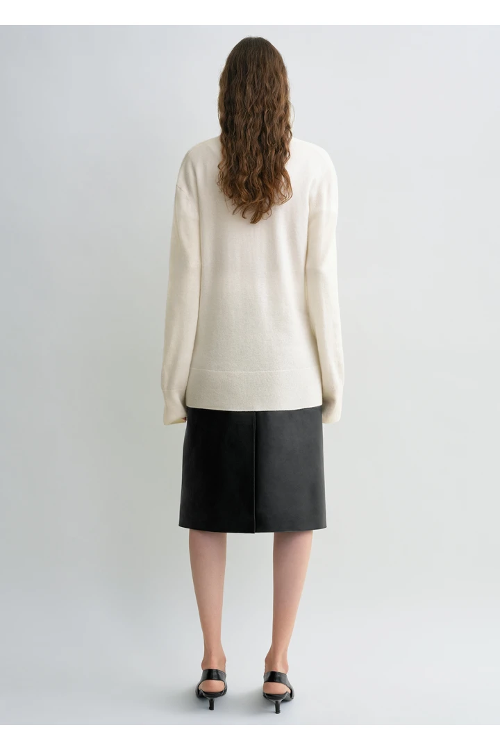 TOTEME 캐시미어 브이-넥 니트 에크루의 에크루컬러 2번쨰 이미지입니다.