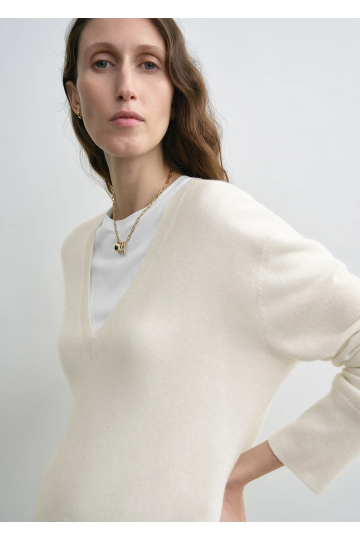 TOTEME 캐시미어 브이-넥 니트 에크루의 에크루컬러 3번쨰 이미지입니다.