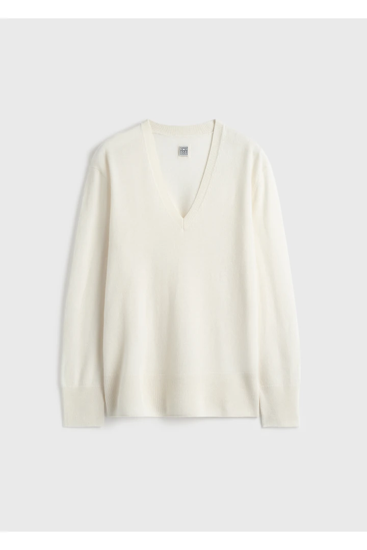 TOTEME 캐시미어 브이-넥 니트 에크루의 에크루컬러 4번쨰 이미지입니다.