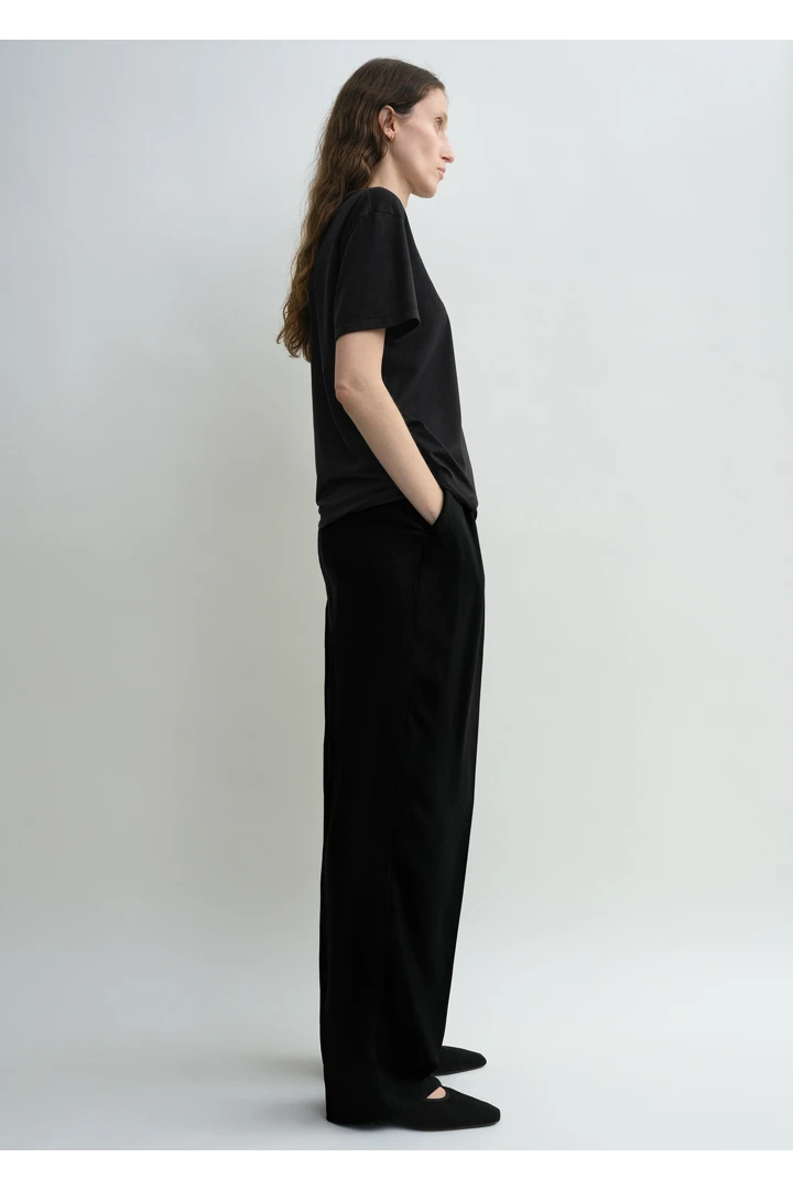 TOTEME 클래식 티셔츠 블랙의 블랙컬러 1번쨰 이미지입니다.