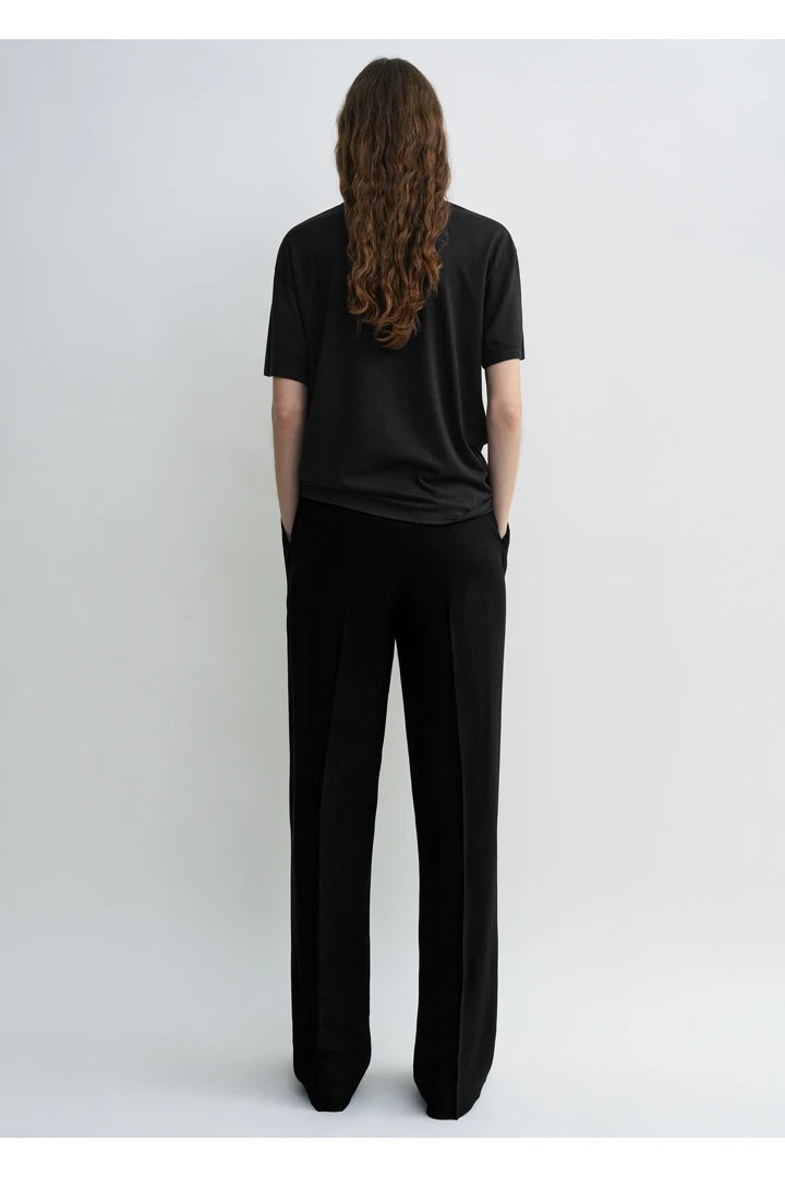 TOTEME 클래식 티셔츠 블랙의 블랙컬러 2번쨰 이미지입니다.