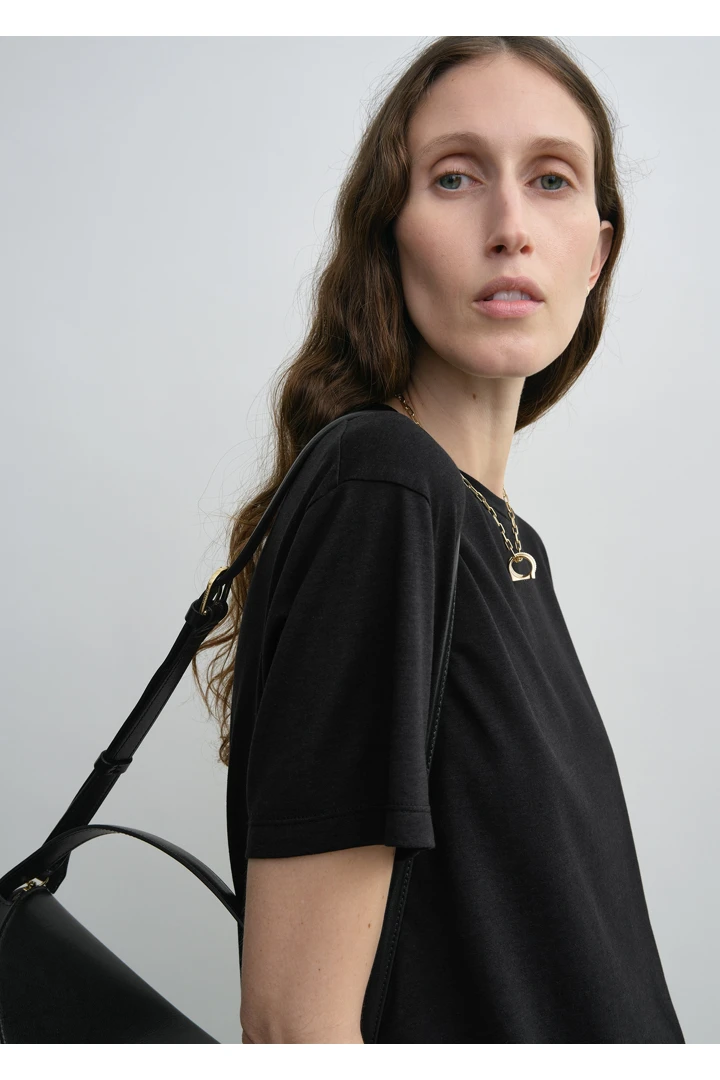 TOTEME 클래식 티셔츠 블랙의 블랙컬러 3번쨰 이미지입니다.