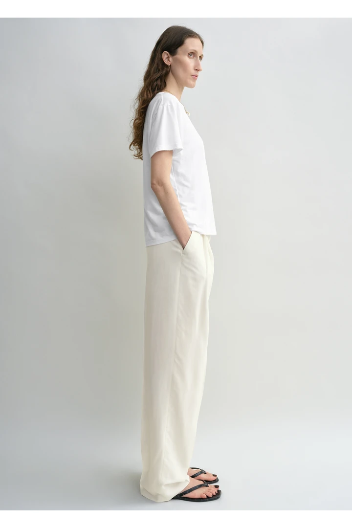 TOTEME 클래식 티셔츠 화이트의 화이트컬러 1번쨰 이미지입니다.