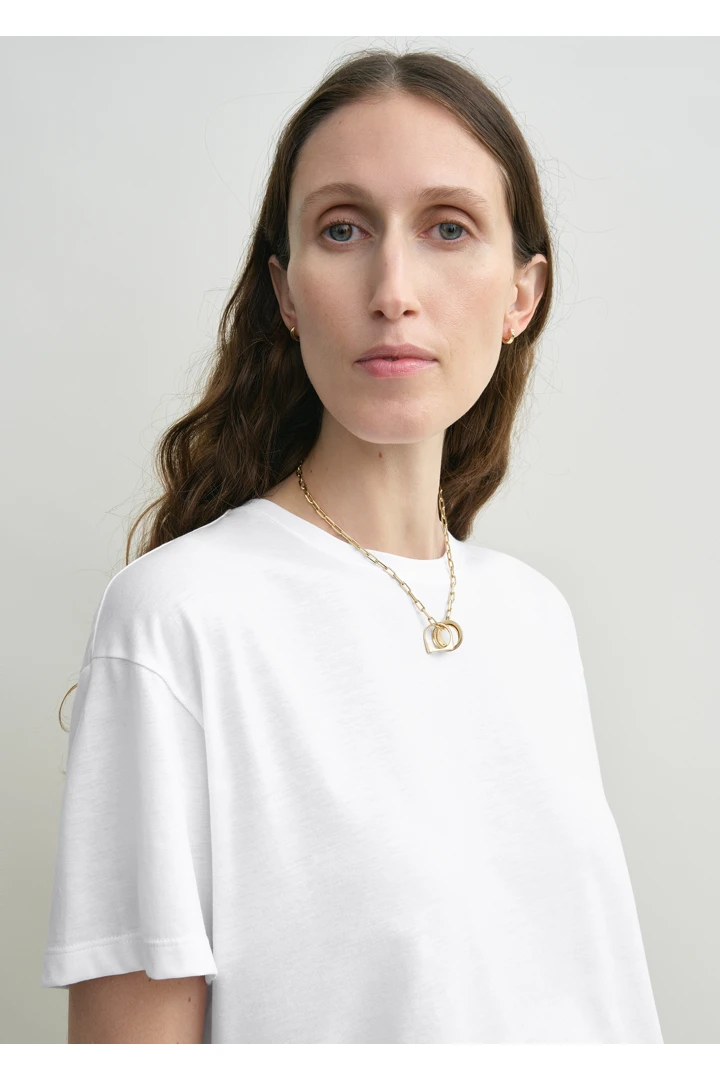 TOTEME 클래식 티셔츠 화이트의 화이트컬러 3번쨰 이미지입니다.