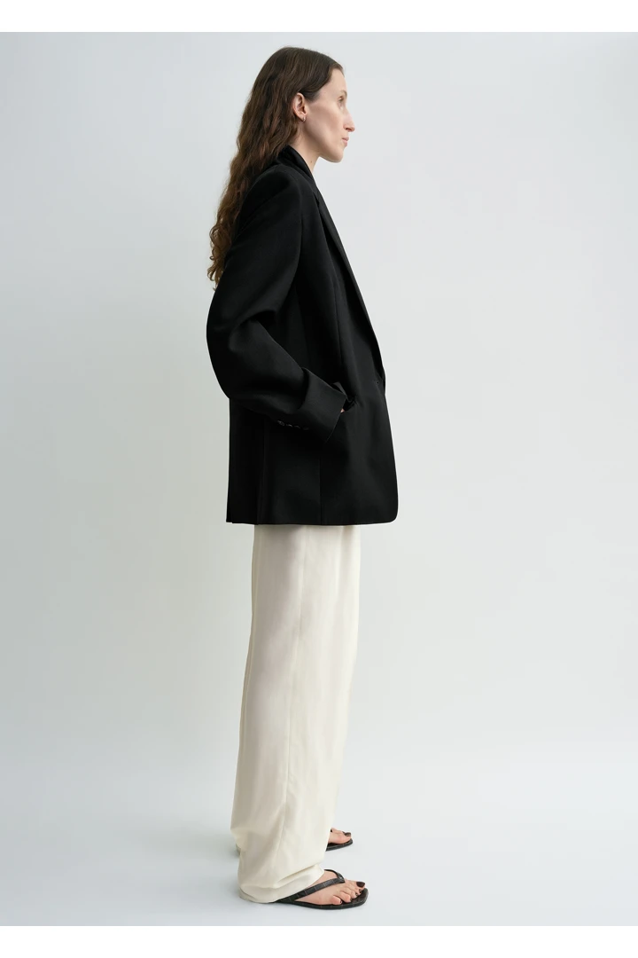 TOTEME 테일러드 블레이저 블랙의 블랙컬러 1번쨰 이미지입니다.