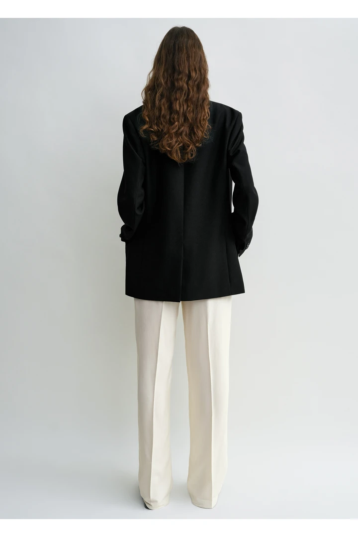 TOTEME 테일러드 블레이저 블랙의 블랙컬러 2번쨰 이미지입니다.