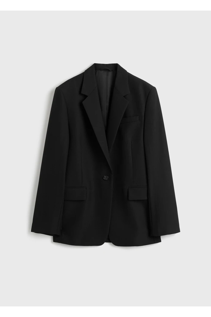 TOTEME 테일러드 블레이저 블랙의 블랙컬러 4번쨰 이미지입니다.