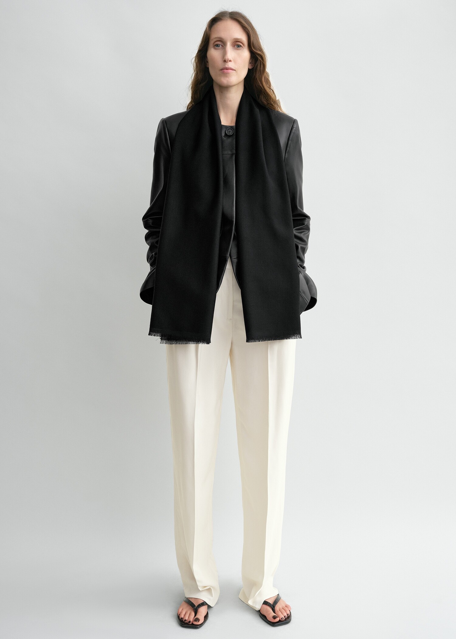 TOTEME 라이트 울 스카프 블랙의 블랙컬러 1번쨰 이미지입니다.