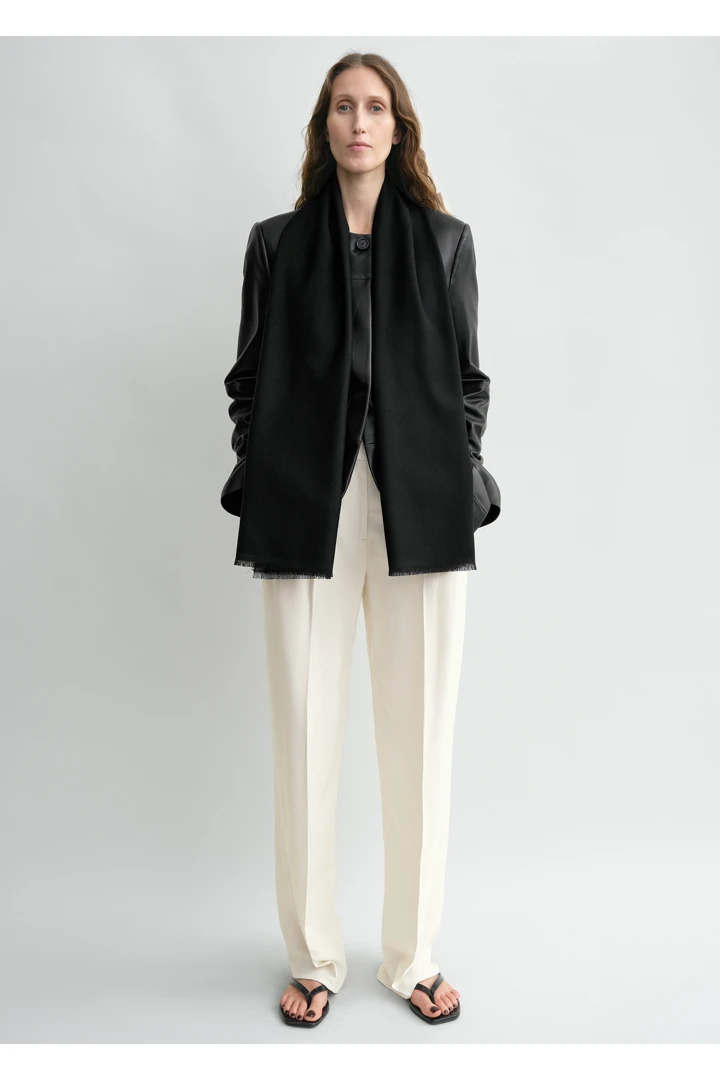 TOTEME 라이트 울 스카프 블랙의 블랙컬러 1번쨰 이미지입니다.