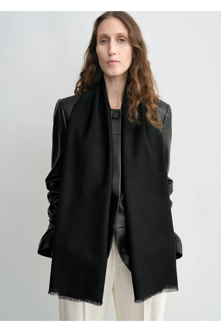 TOTEME 라이트 울 스카프 블랙의 블랙컬러 2번쨰 이미지입니다.