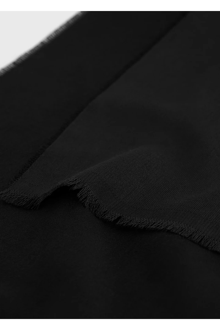 TOTEME 라이트 울 스카프 블랙의 블랙컬러 3번쨰 이미지입니다.