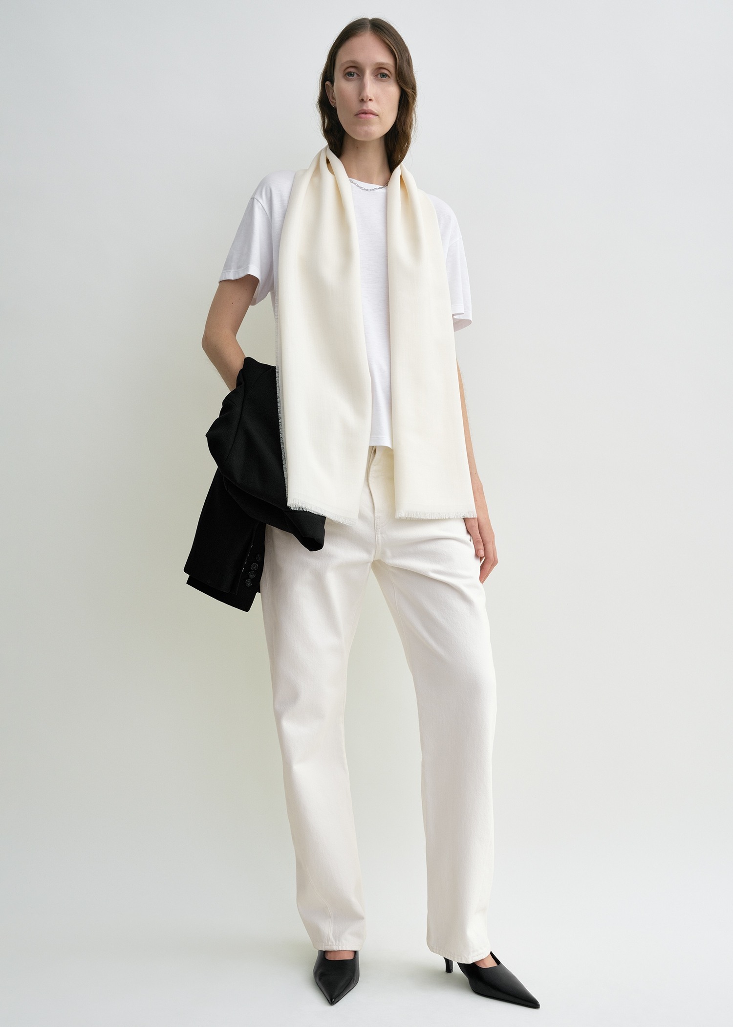 TOTEME 라이트 울 스카프 화이트의 화이트컬러 1번쨰 이미지입니다.