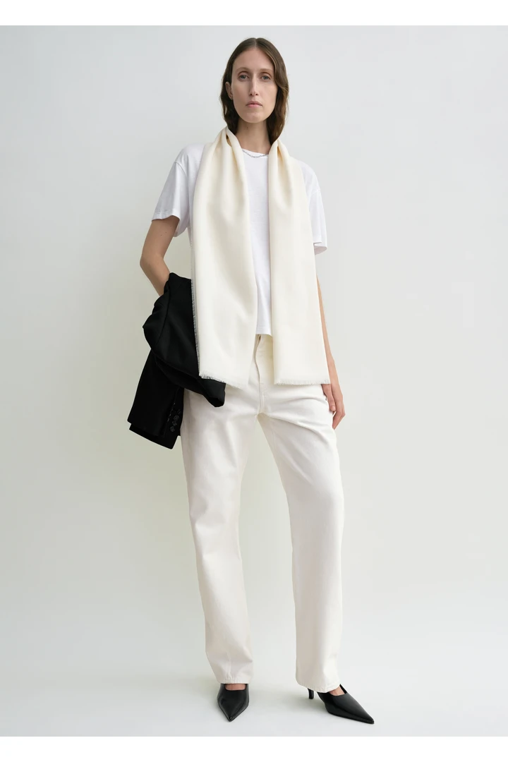 TOTEME 라이트 울 스카프 화이트의 화이트컬러 1번쨰 이미지입니다.