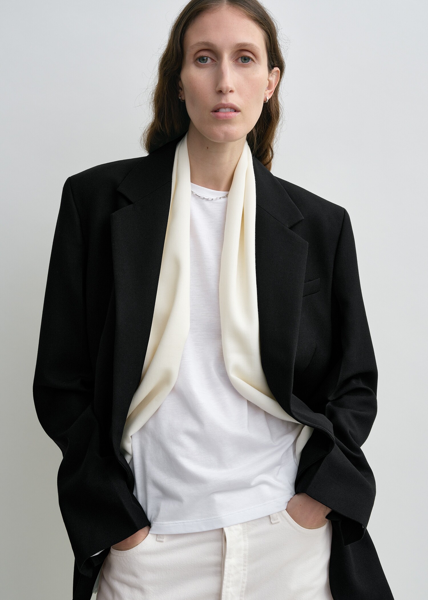 TOTEME 라이트 울 스카프 화이트의 화이트컬러 2번쨰 이미지입니다.