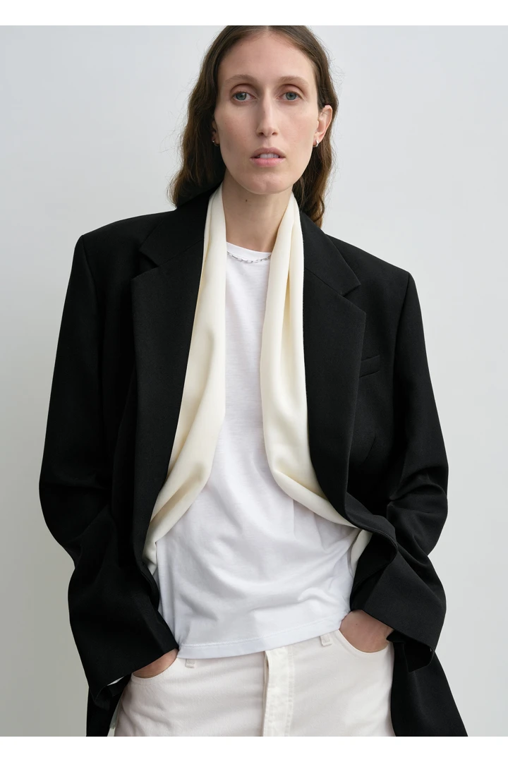 TOTEME 라이트 울 스카프 화이트의 화이트컬러 2번쨰 이미지입니다.