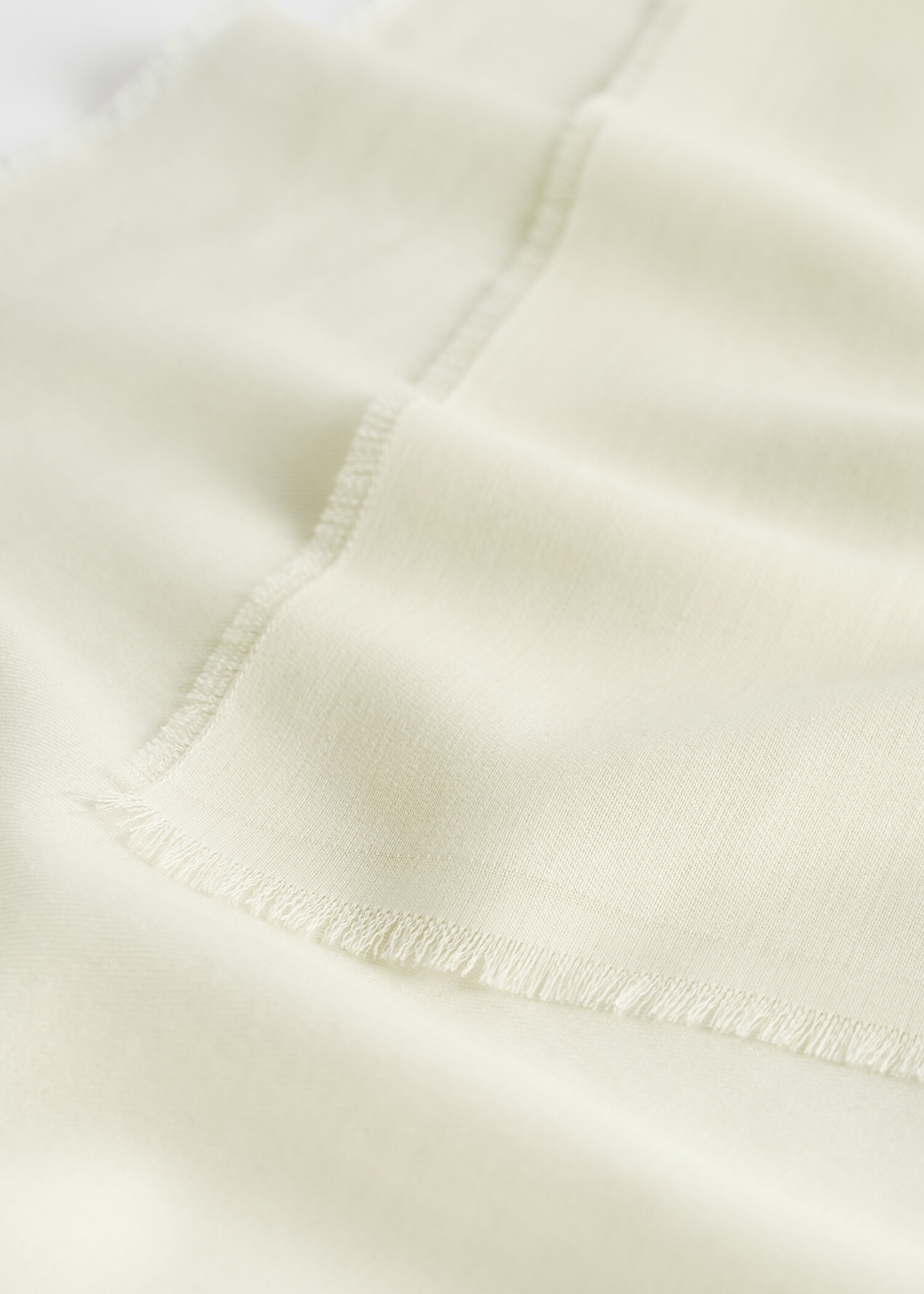 TOTEME 라이트 울 스카프 화이트의 화이트컬러 3번쨰 이미지입니다.