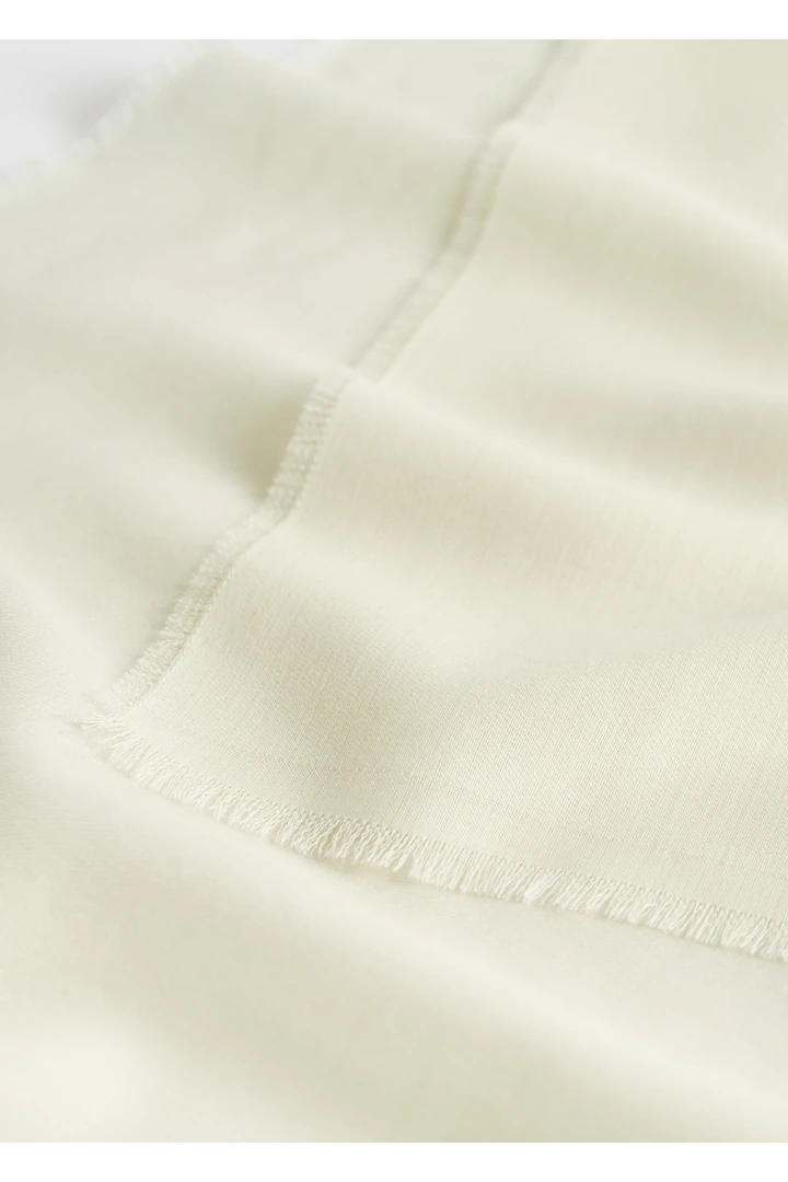 TOTEME 라이트 울 스카프 화이트의 화이트컬러 3번쨰 이미지입니다.