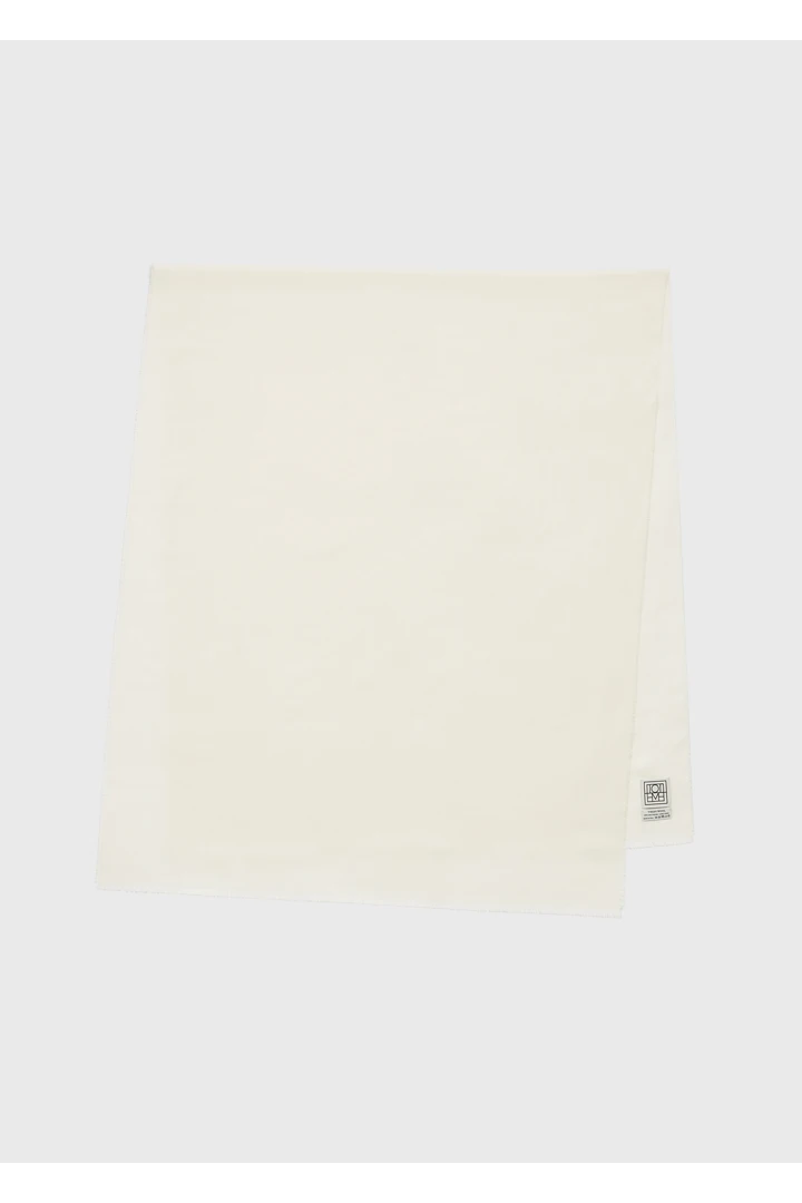 TOTEME 라이트 울 스카프 화이트의 화이트컬러 4번쨰 이미지입니다.