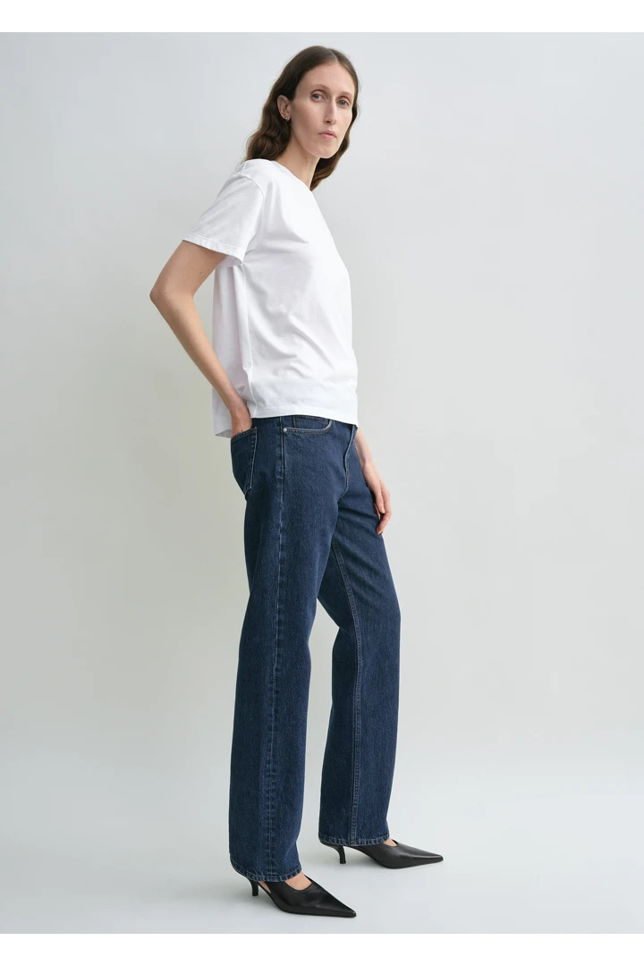 TOTEME 로우 스트레이트 데님 인디고의 인디고컬러 1번쨰 이미지입니다.