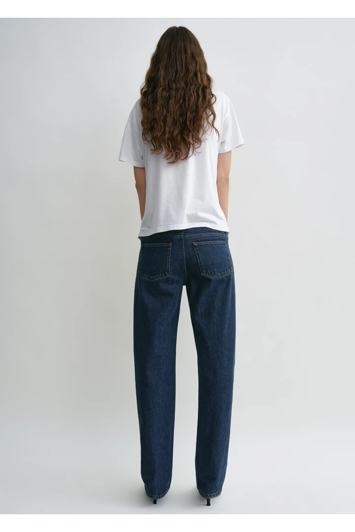 TOTEME 로우 스트레이트 데님 인디고의 인디고컬러 2번쨰 이미지입니다.