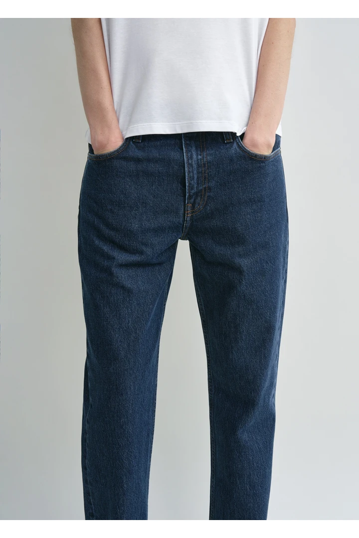 TOTEME 로우 스트레이트 데님 인디고의 인디고컬러 3번쨰 이미지입니다.