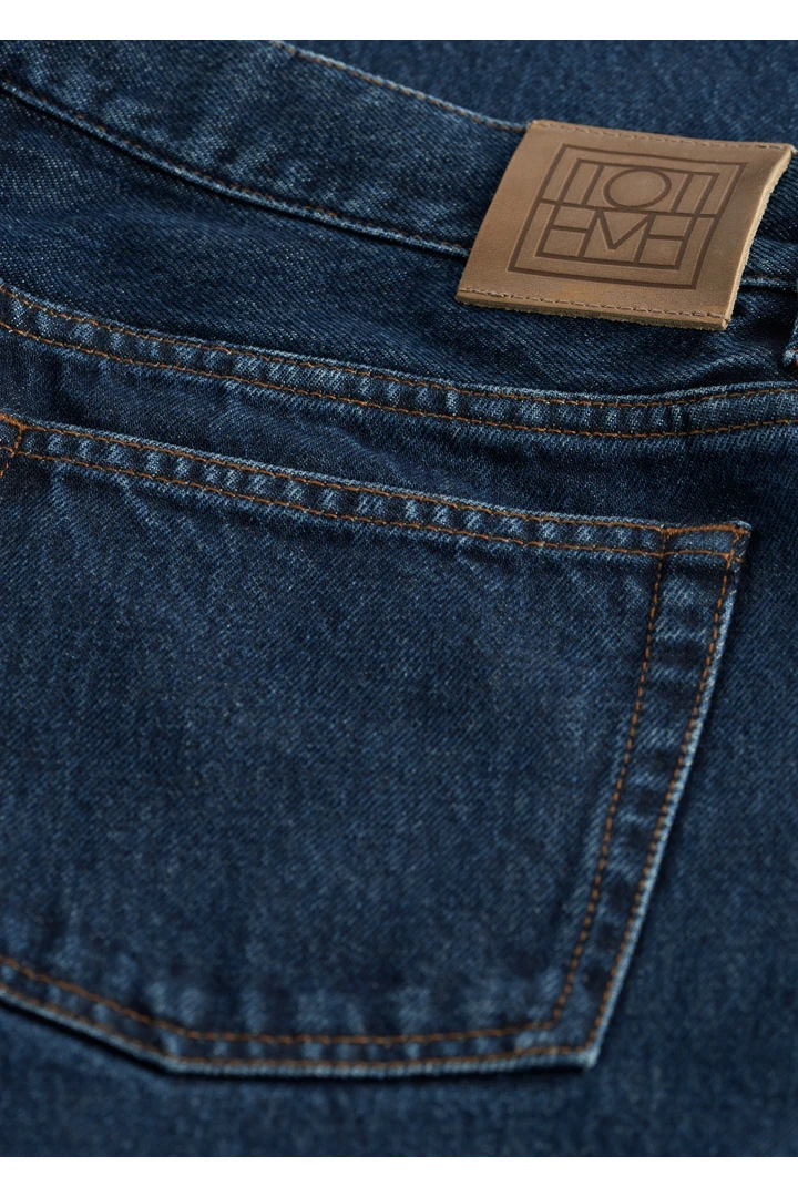 TOTEME 로우 스트레이트 데님 인디고의 인디고컬러 4번쨰 이미지입니다.