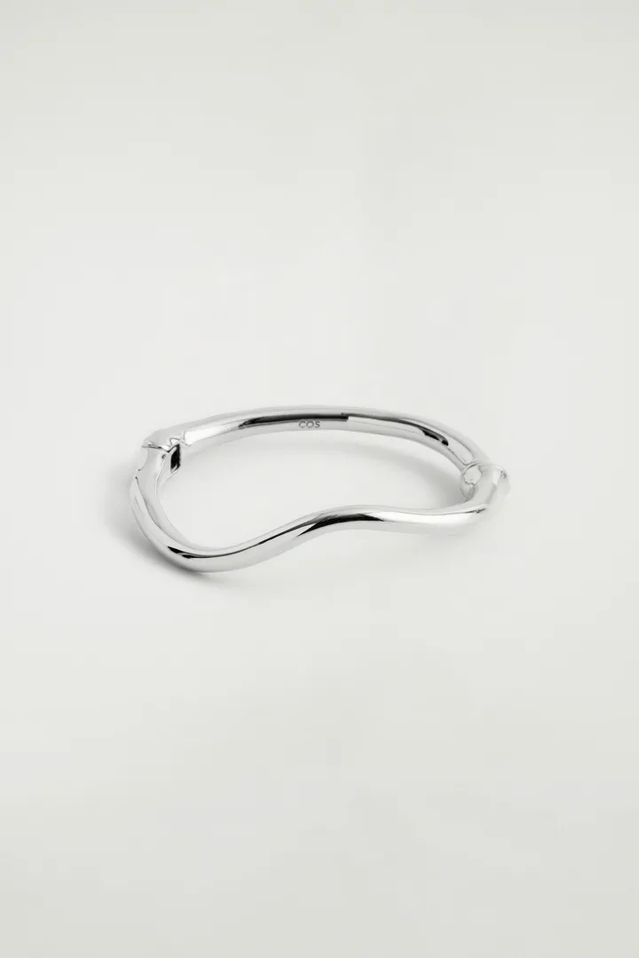 COS default image 1 of 실버컬러 in 스컬프티드 뱅글