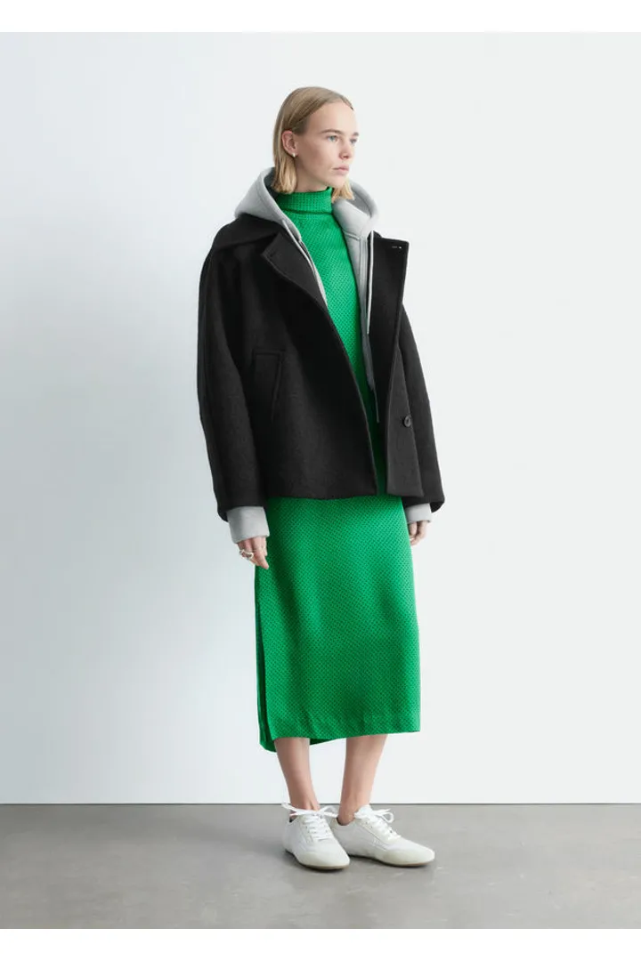 앤아더스토리즈 탑스티치 울 블렌드 재킷의 블랙컬러 ECOMLook입니다.