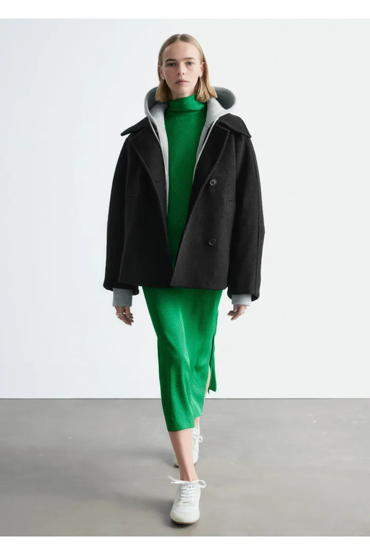 앤아더스토리즈 탑스티치 울 블렌드 재킷의 블랙컬러 ECOMLook입니다.