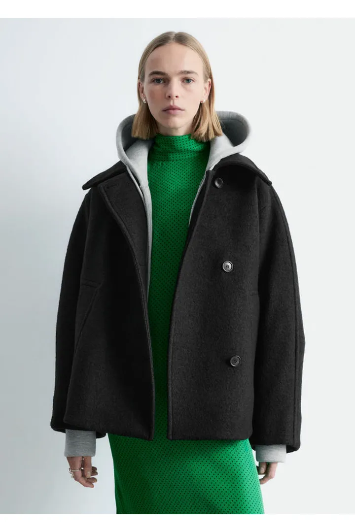 앤아더스토리즈 탑스티치 울 블렌드 재킷의 블랙컬러 ECOMLook입니다.