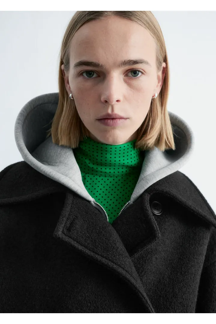 앤아더스토리즈 탑스티치 울 블렌드 재킷의 블랙컬러 ECOMLook입니다.