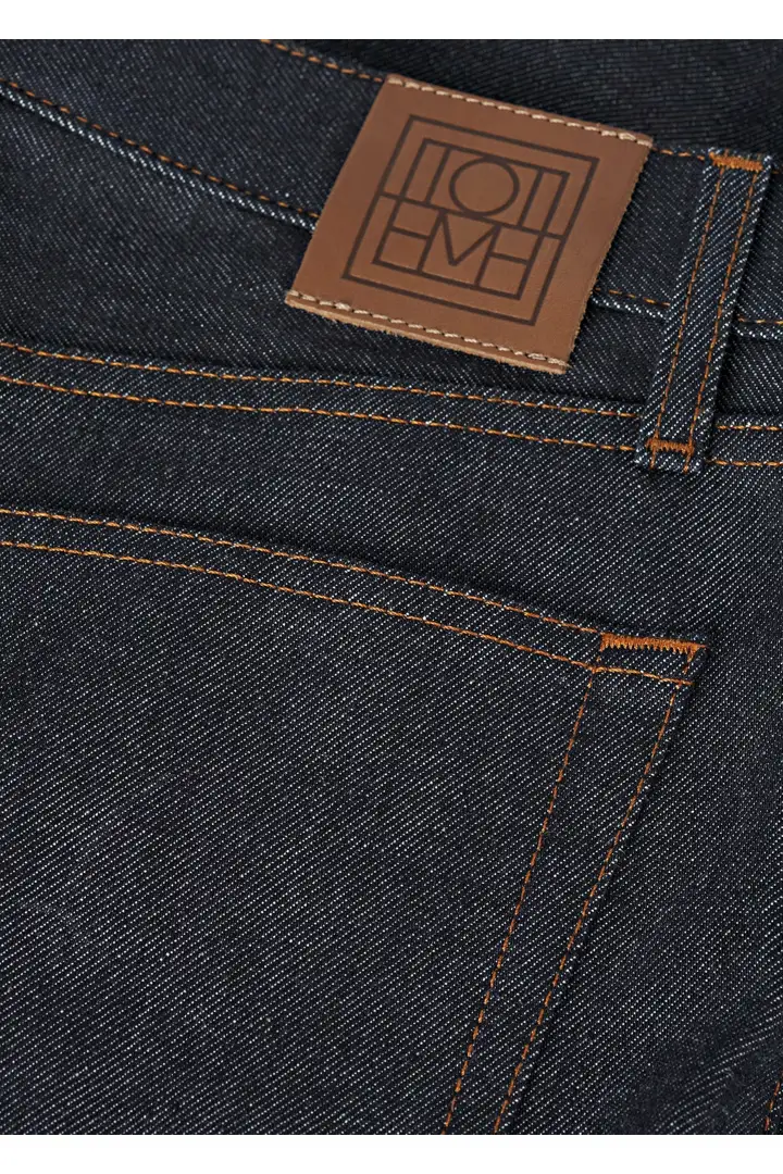 TOTEME 트위스티드 심 데님 풀 렝스 로우의 로우컬러 4번쨰 이미지입니다.