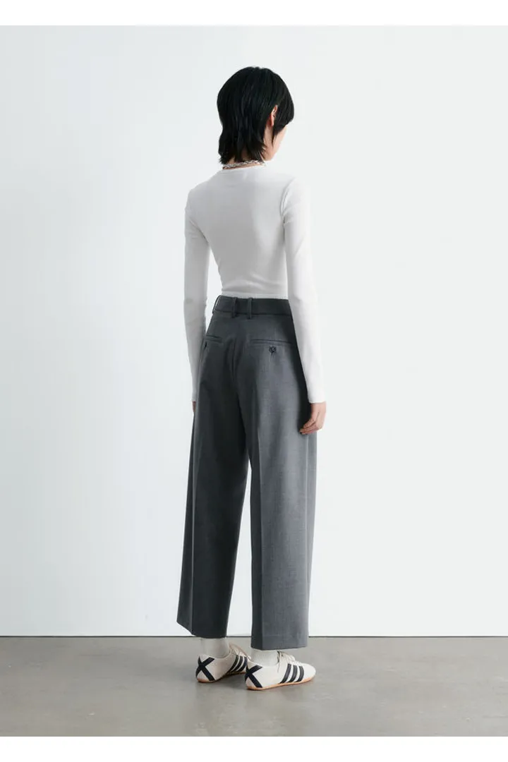 앤아더스토리즈 립 롱 슬리브 탑의 화이트컬러 ECOMLook입니다.