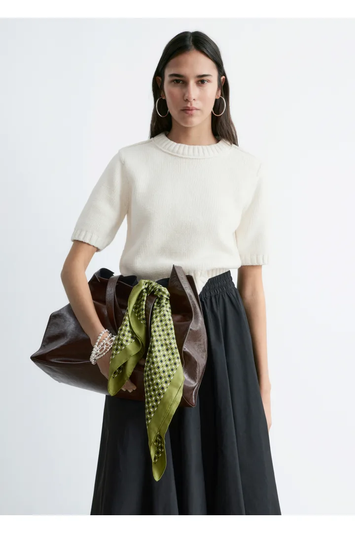 앤아더스토리즈 립 니트 티셔츠의 화이트컬러 ECOMLook입니다.