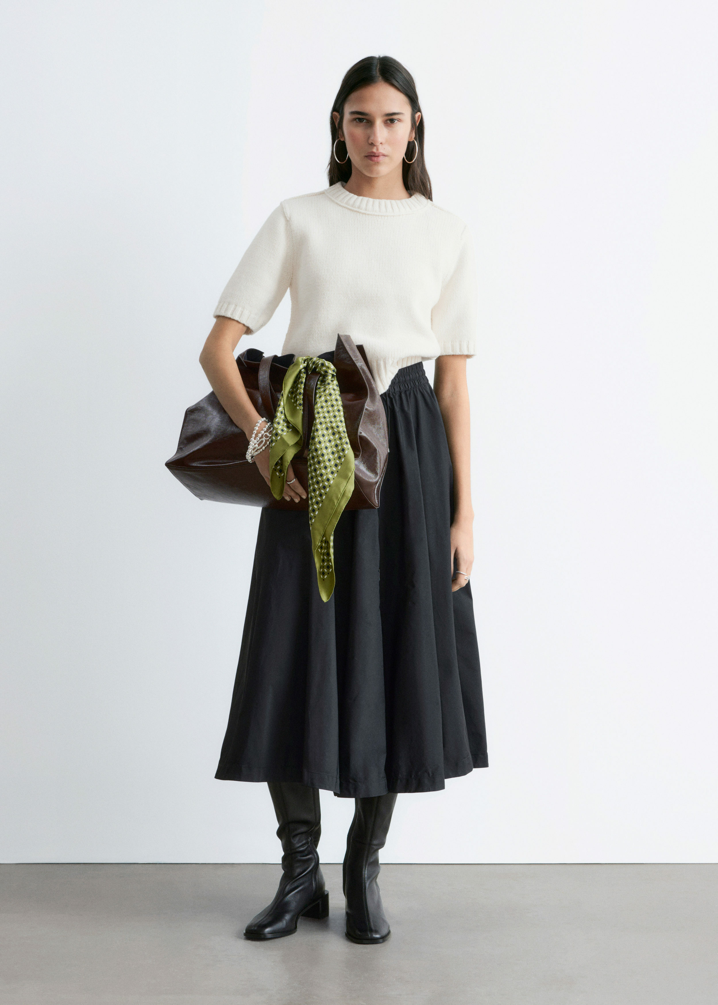 앤아더스토리즈 립 니트 티셔츠의 화이트컬러 ECOMLook입니다.