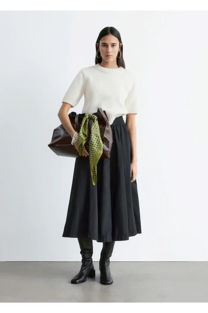 앤아더스토리즈 립 니트 티셔츠의 화이트컬러 ECOMLook입니다.