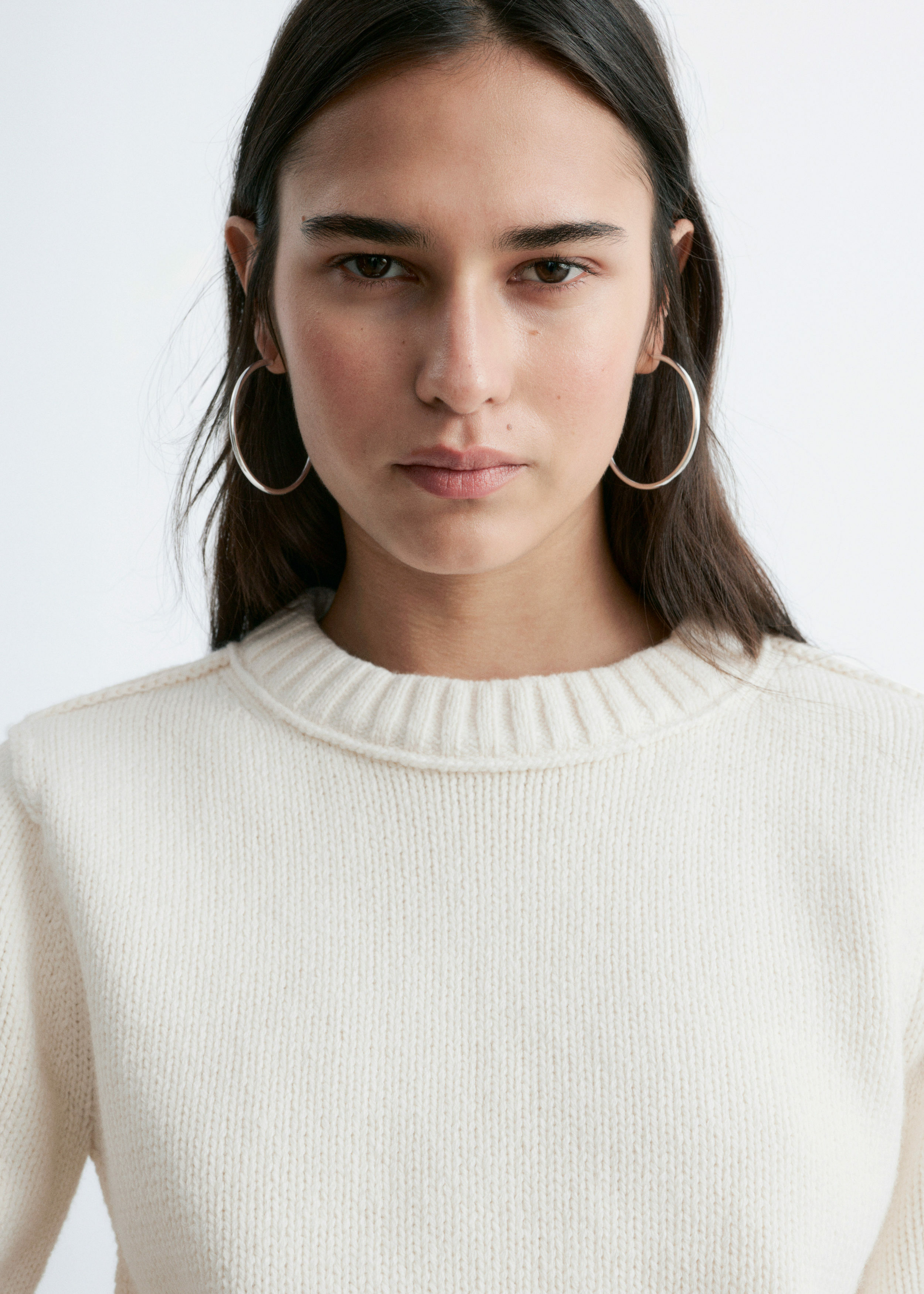 앤아더스토리즈 립 니트 티셔츠의 화이트컬러 ECOMLook입니다.