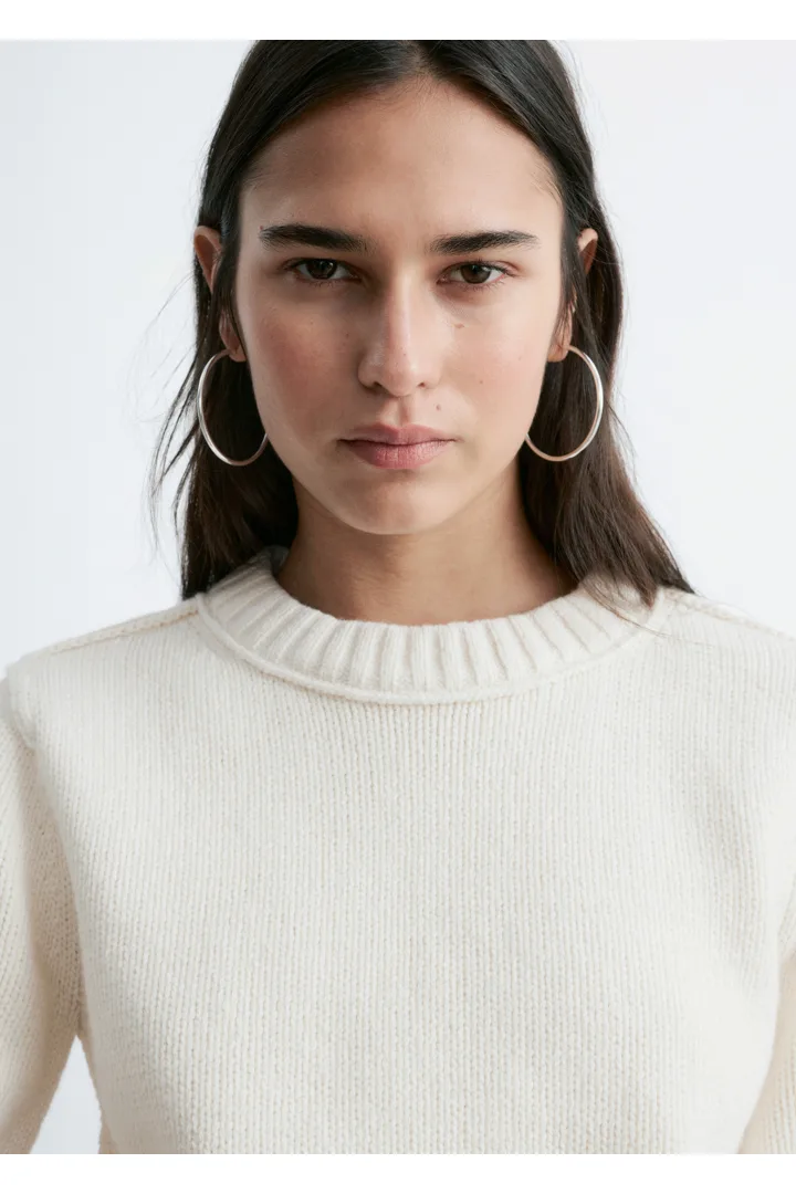 앤아더스토리즈 립 니트 티셔츠의 화이트컬러 ECOMLook입니다.