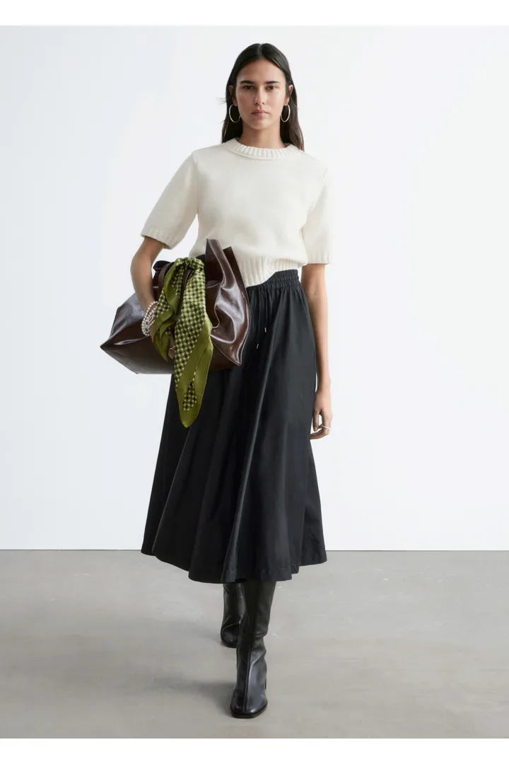 앤아더스토리즈 립 니트 티셔츠의 화이트컬러 ECOMLook입니다.