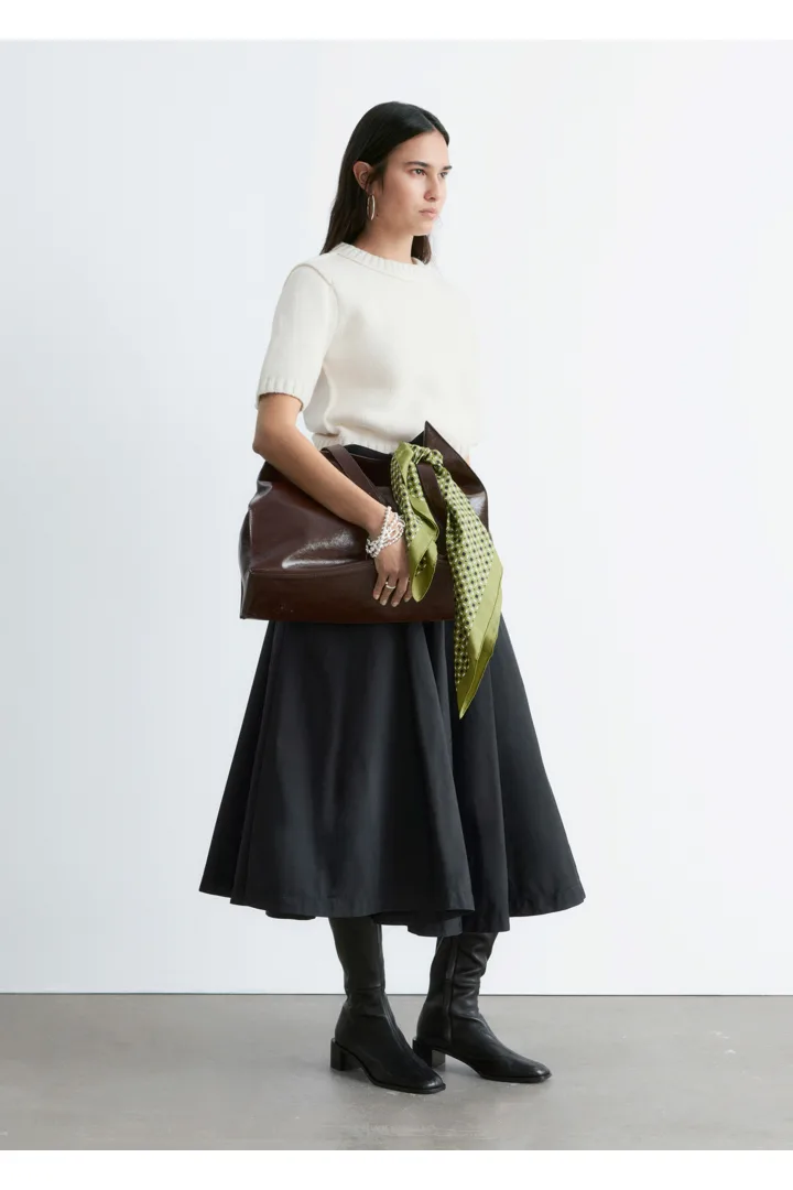 앤아더스토리즈 립 니트 티셔츠의 화이트컬러 ECOMLook입니다.