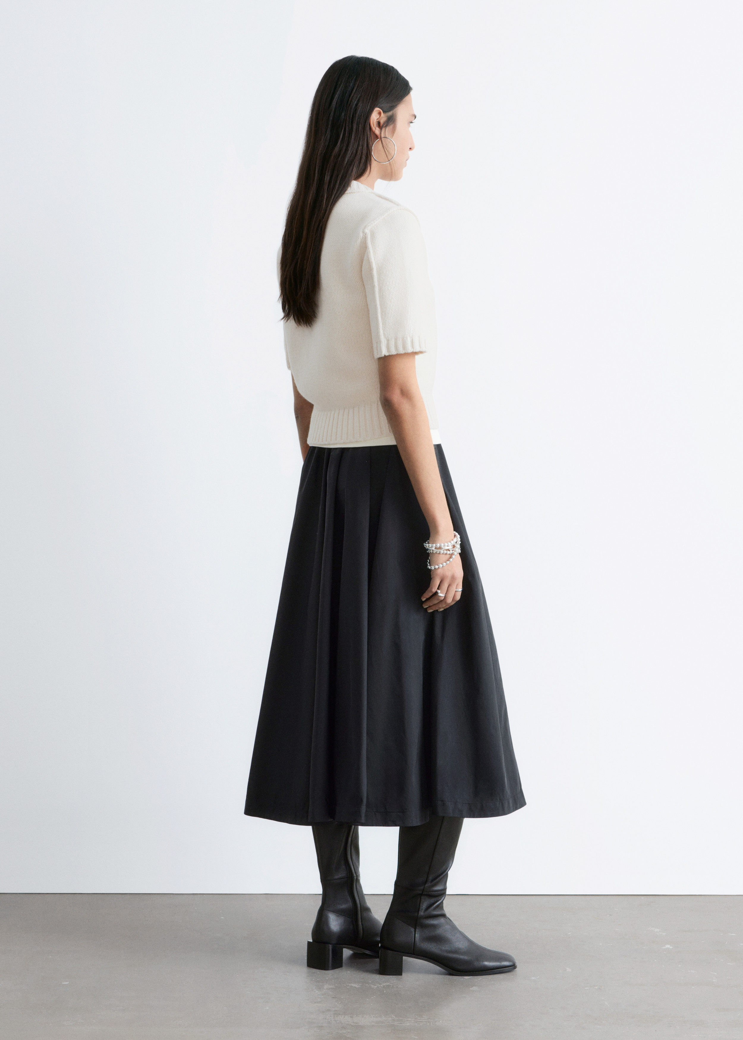 앤아더스토리즈 립 니트 티셔츠의 화이트컬러 ECOMLook입니다.