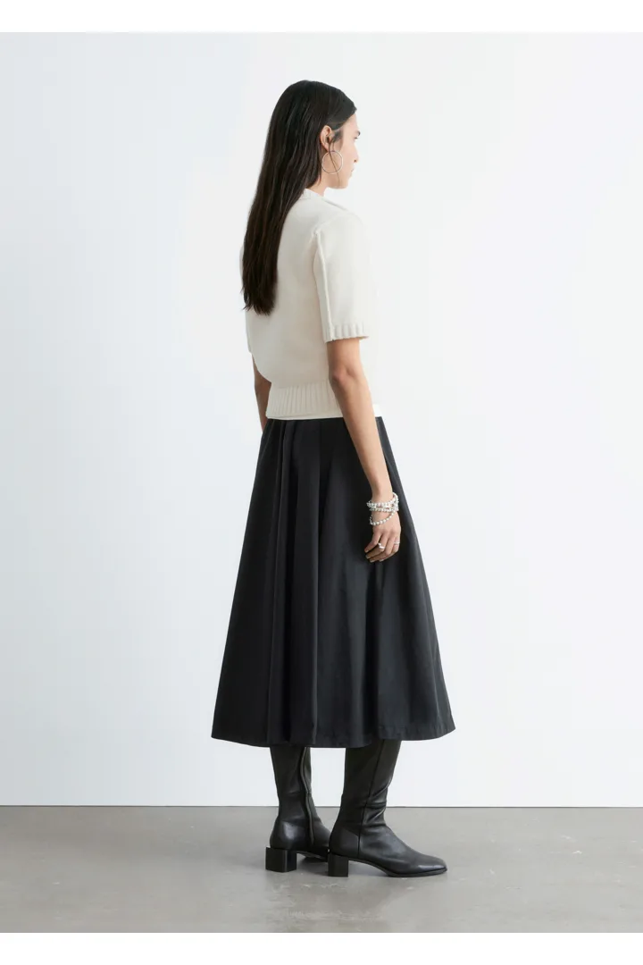 앤아더스토리즈 립 니트 티셔츠의 화이트컬러 ECOMLook입니다.