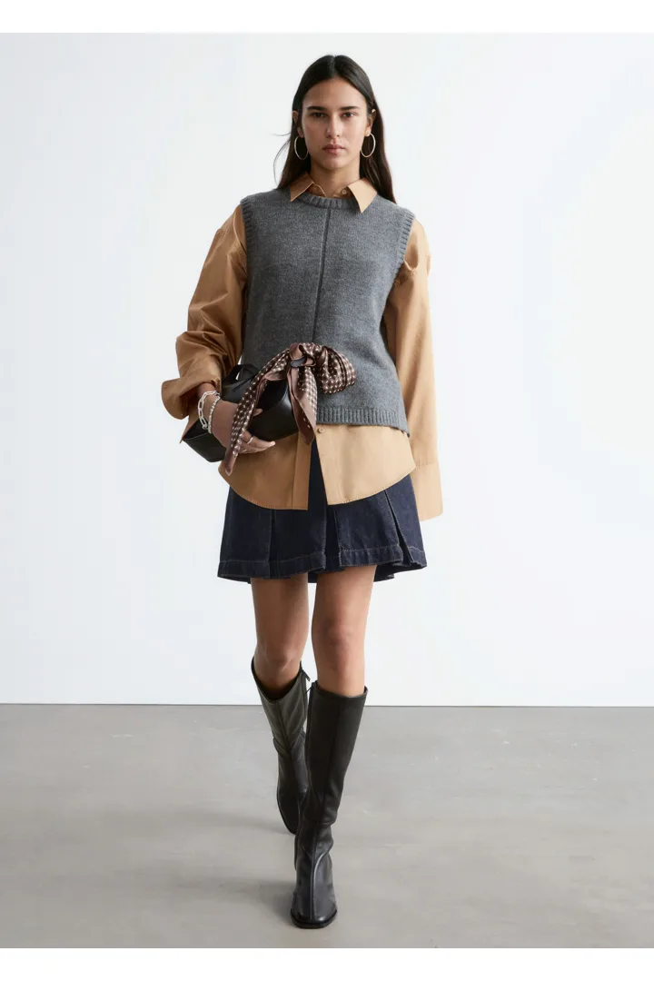 앤아더스토리즈 니트 스웨터 베스트의 다크 그레이컬러 ECOMLook입니다.