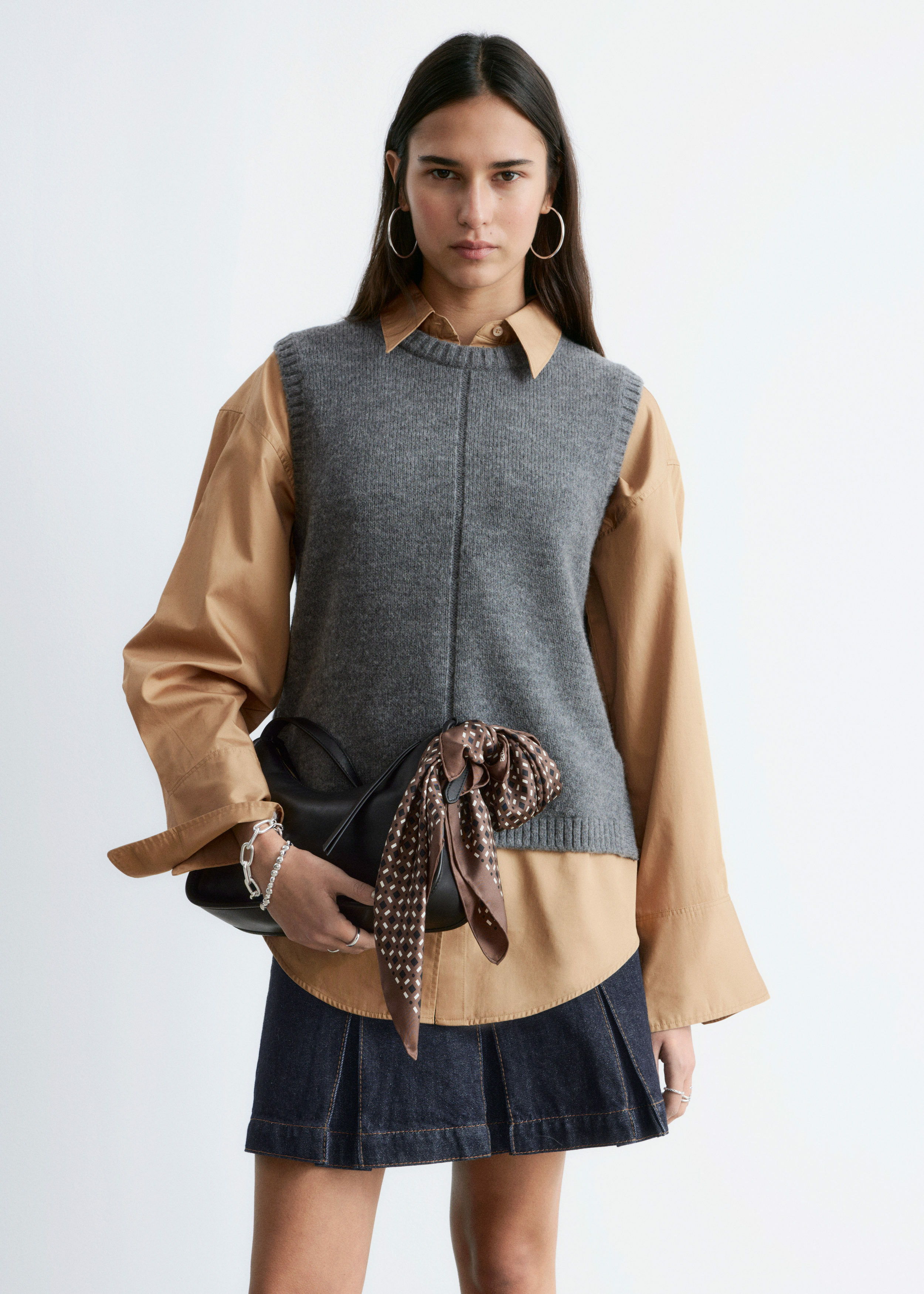 앤아더스토리즈 니트 스웨터 베스트의 다크 그레이컬러 ECOMLook입니다.